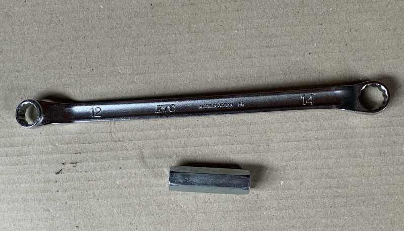 フロントアクスルを外す工具