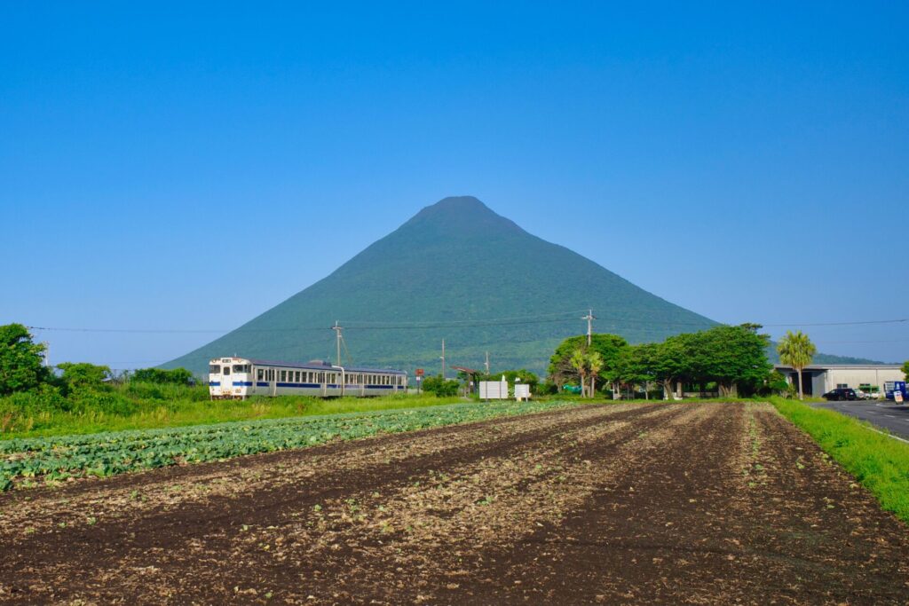 JR西大山駅近くから開聞岳